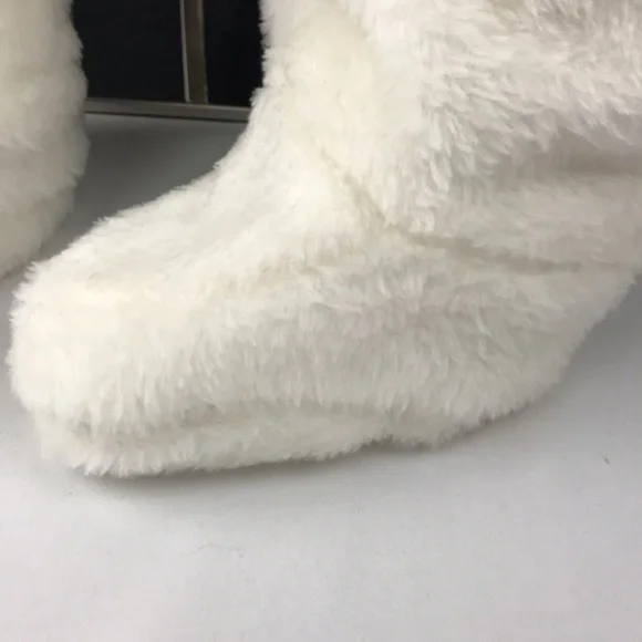 Wippette - Baby White fake fur Snowsuit. SZ:3-6M, 6-9MNWT